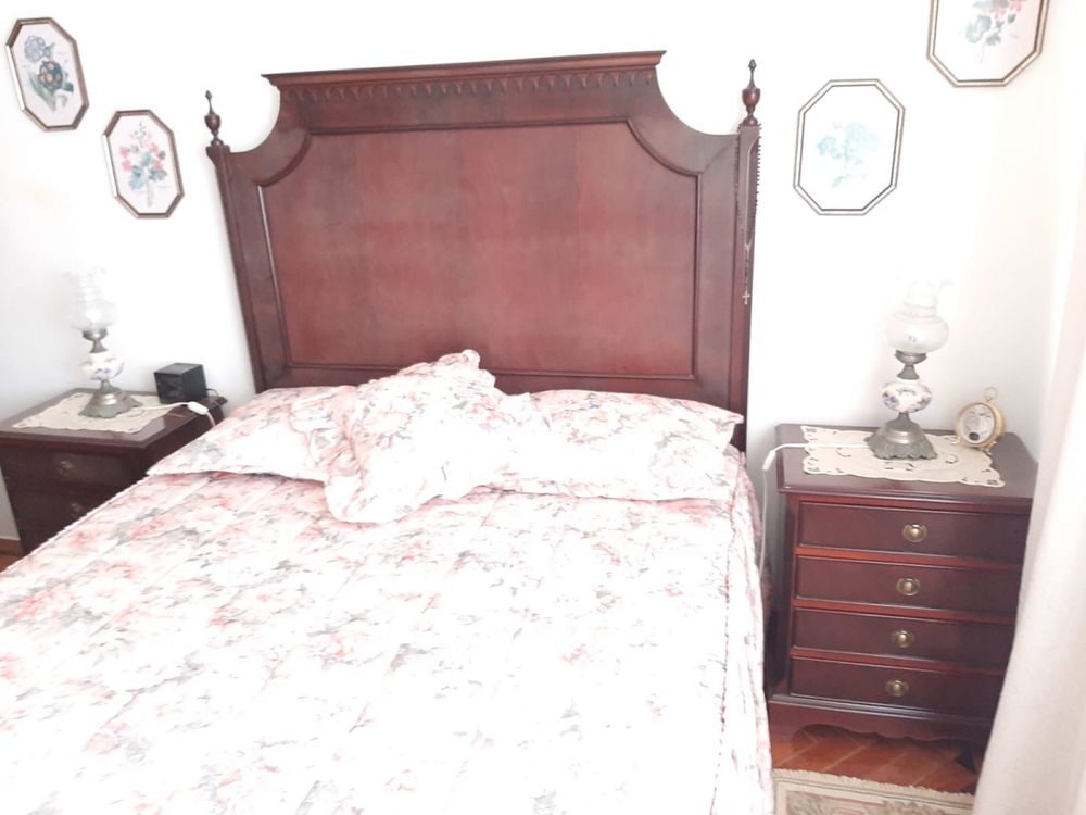 Mobília completa de quarto — cama, colchão, roupeiro e aparador