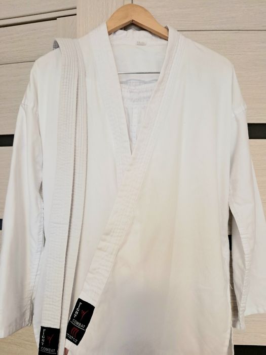 Продам Кимоно ( рост 160)