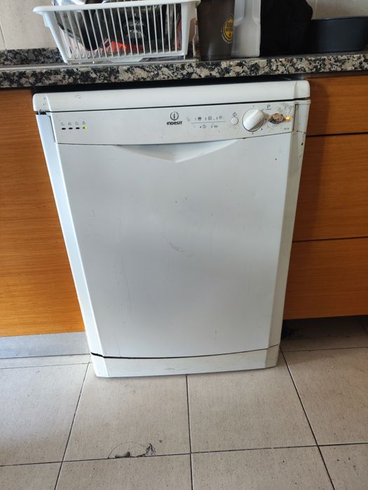 Indesit máquina da loiça