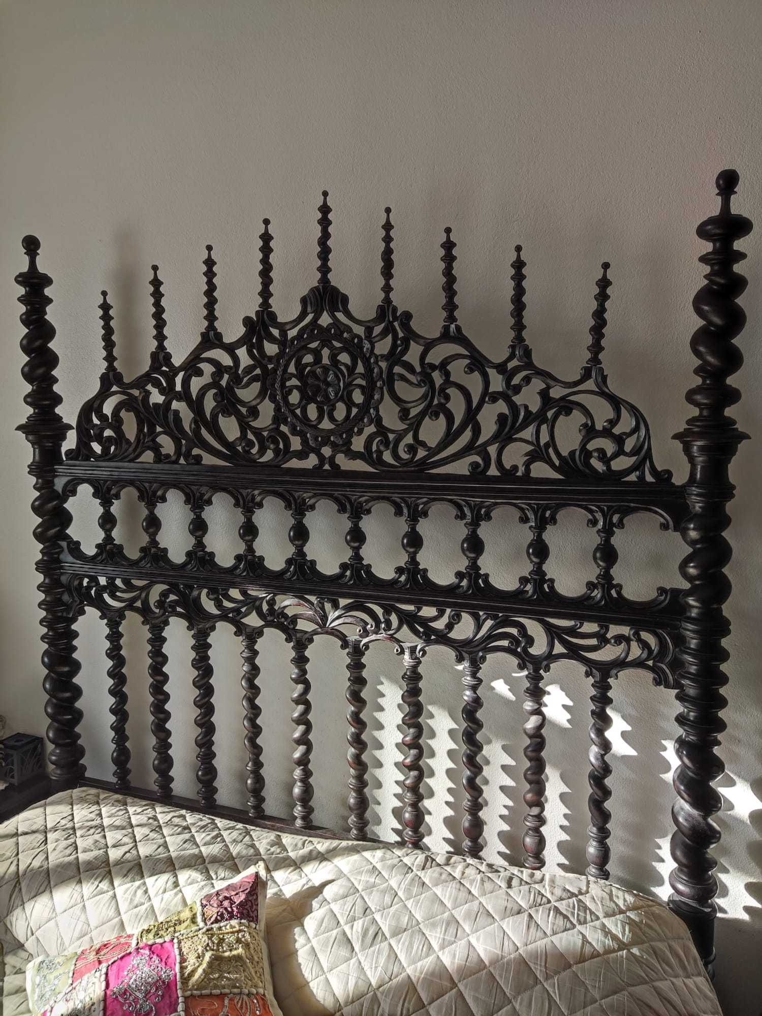 Cama de bilros completa com 2 mesas de cabeceira.
