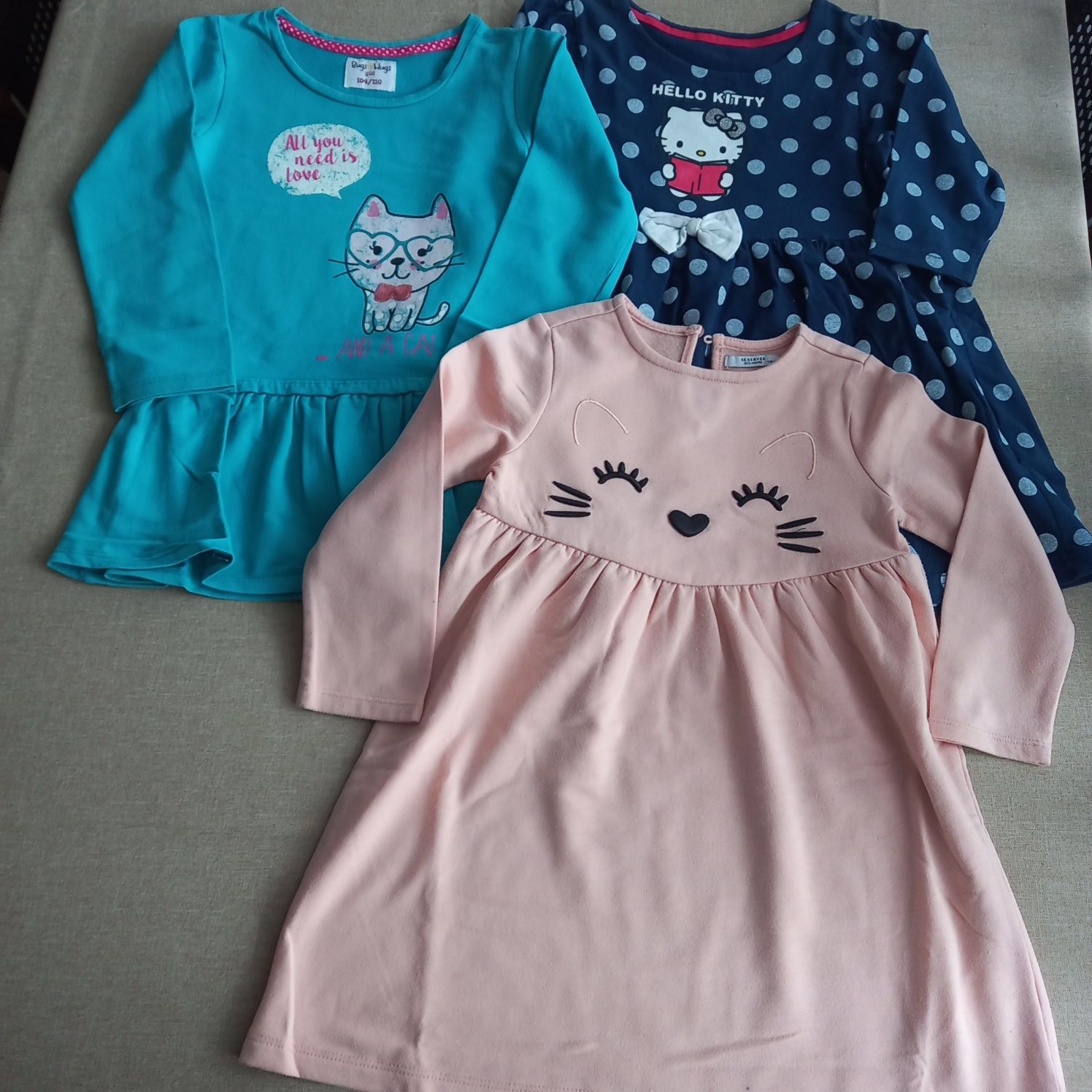 Sukienki dziewczęce, z kotkiem,Hello Kitty,Reserved, r.104-110, Zestaw