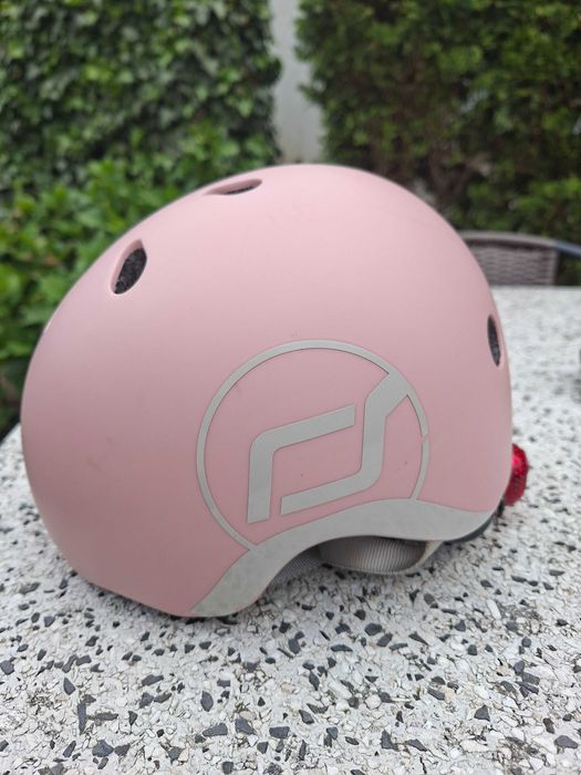 Różowy Kask Scoot and Ride  dla małego dziecka z lampką Led.