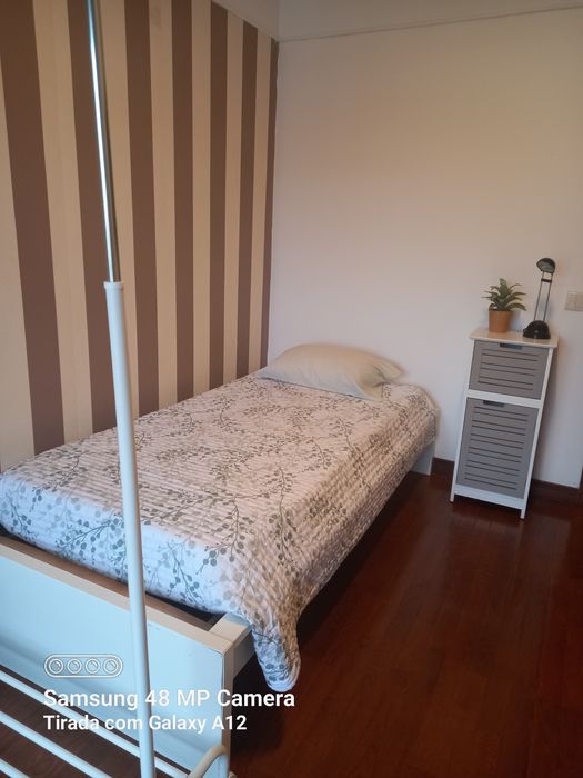 Quarto solteiro,confortavelarejado com varanda