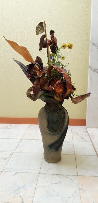 Pote com flores artificiais