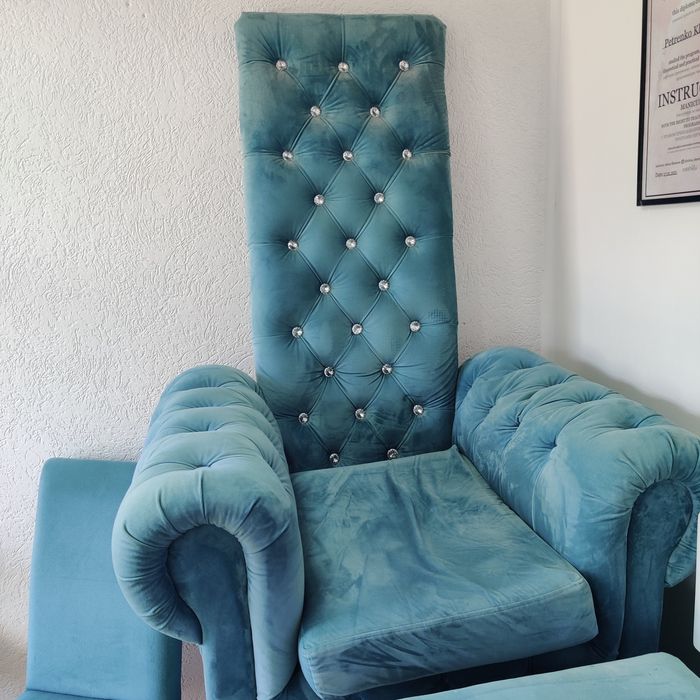 Педикюрне крісло та м'які стільці педикюрний трон