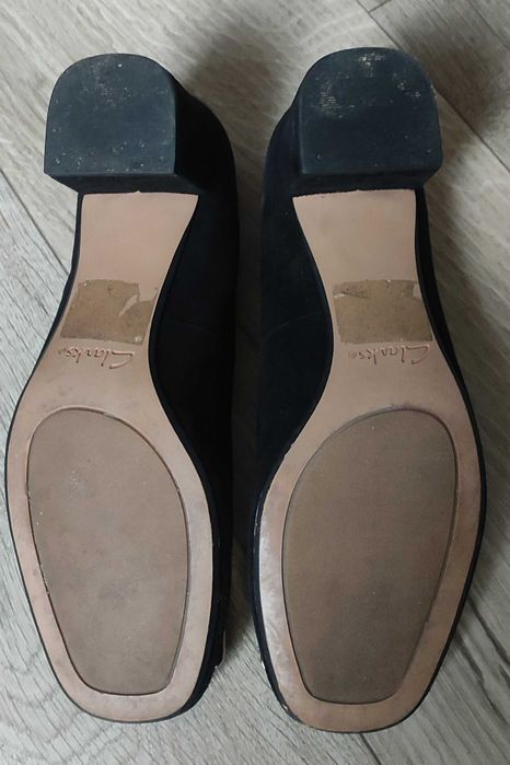 Czółenka na słupku Clarks