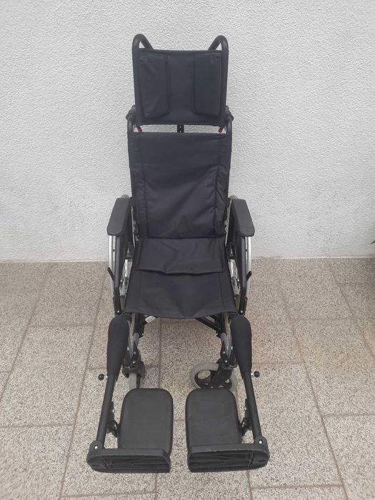 Cadeira de rodas com encosto reclinável