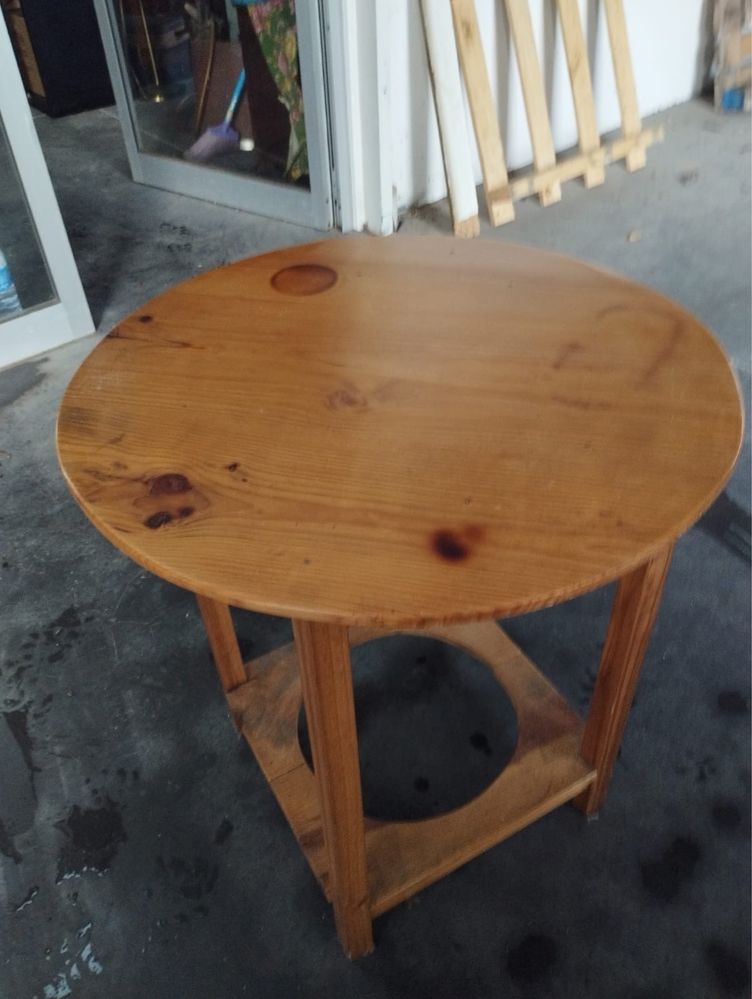 Mesa camilha em madeira maciça.