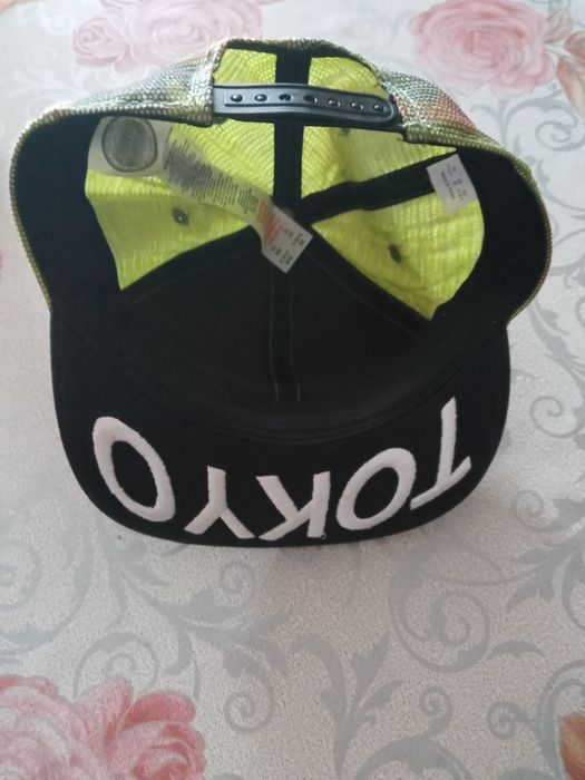 Nowa czapka z wygiętym daszkiem chłopięca 7-10 lat