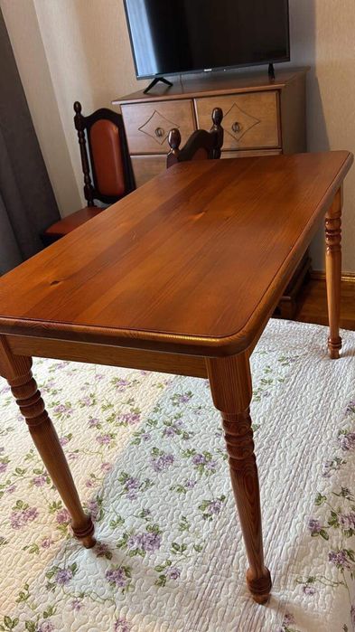 Деревʼяний стіл