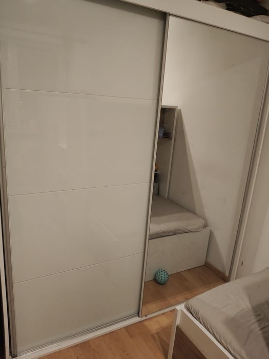 Szafa przesuwna lustro