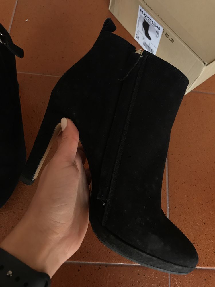 Botas pele/camurça salto alto preto Zara