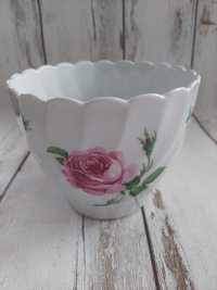 Royal Tettau wirująca faktura, biała porcelana zdobiona rózyczkami.