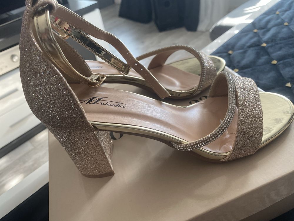 Buty na słupku złote