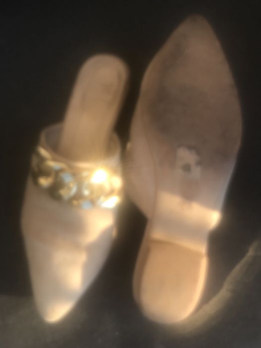 Mules bege prof com detalhes em dourado