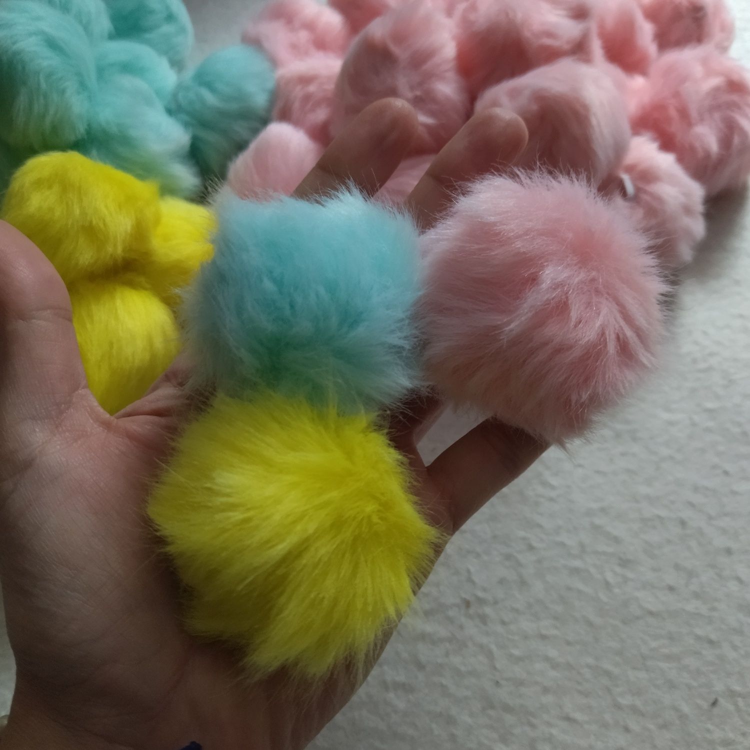 40 pompons de pelúcia com anilha de elástico