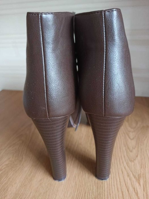 Buty na platformie wiązane za kostkę