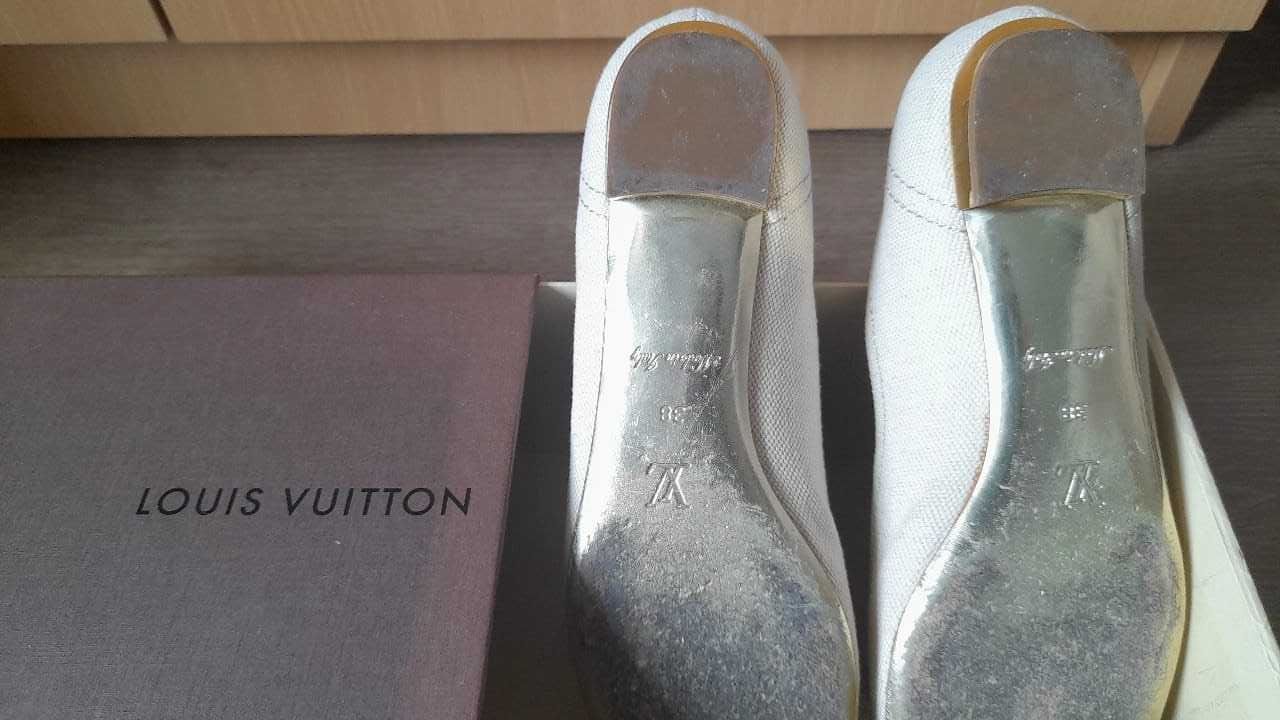 Sabrinas Brancas Louis Vuitton detalhes dourados