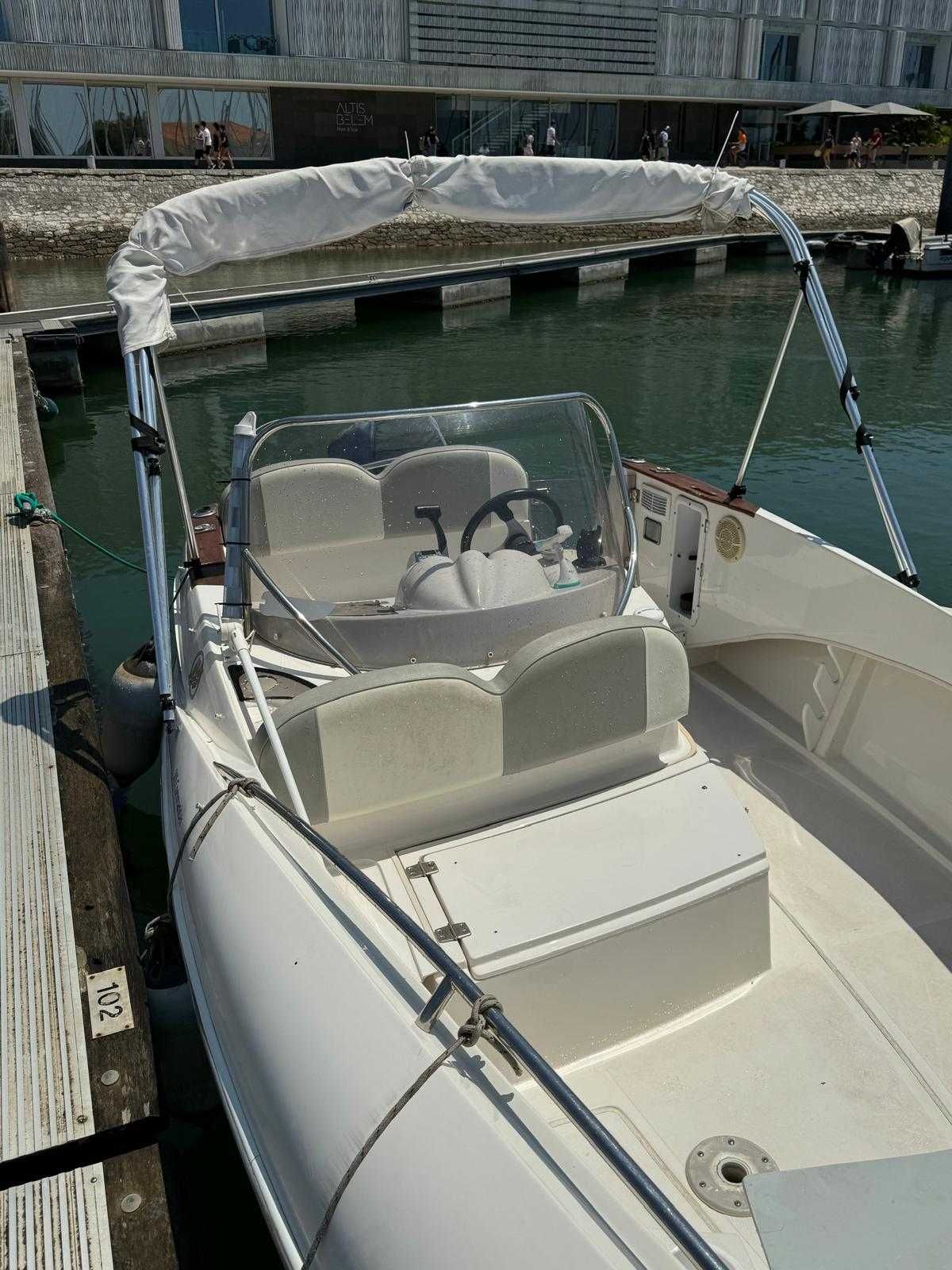 Barco Quick Silver Commander 505 (lugar de marina e atrelado incluído)
