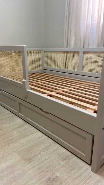 Cama de solteiro em madeira com colchão