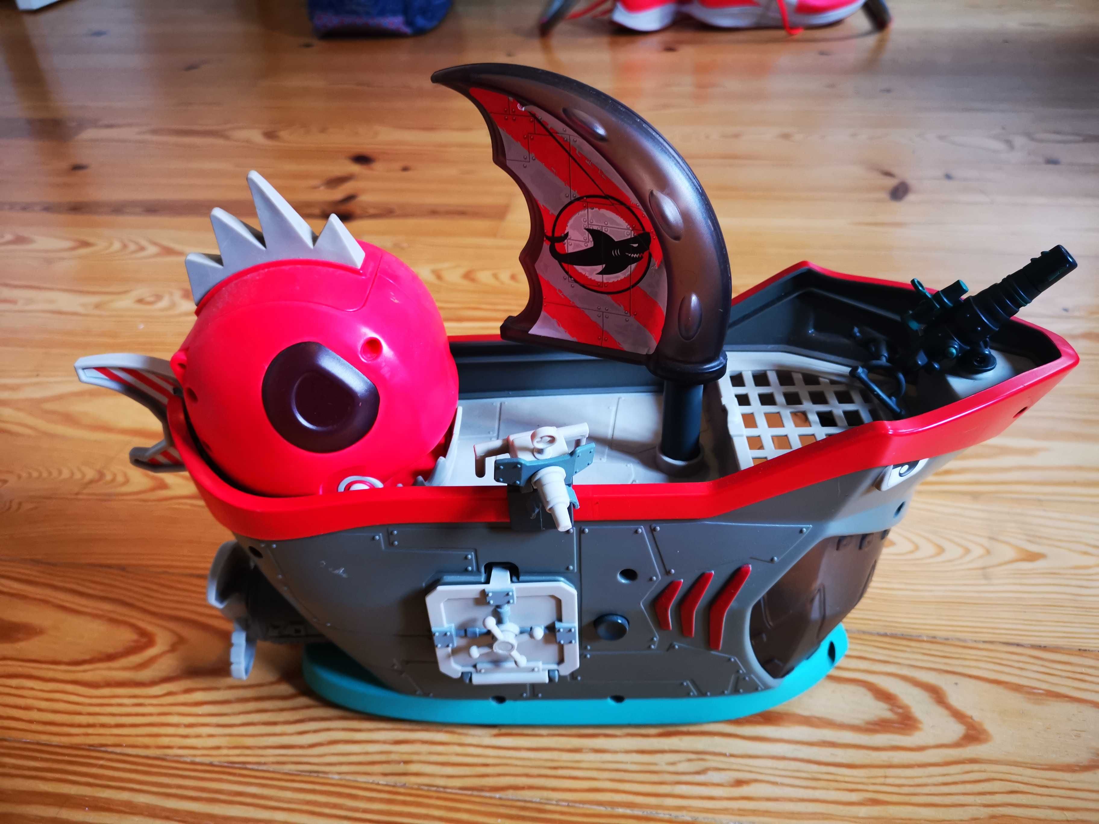 Barco de piratas Mutant Busters com todas as figuras