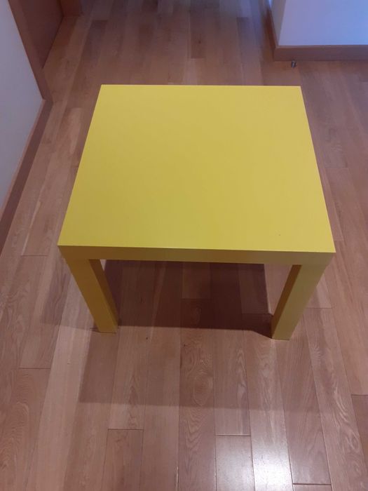 Mesa baixa criança amarela