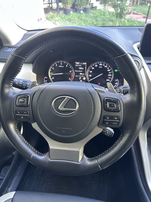 Легковой автомобиль Lexus NX 2021 року