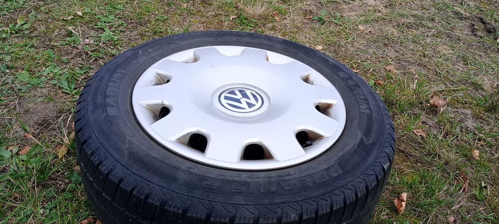 Opony  zimowe  195/65 R 15 z  felgami stalowymi i kołpakami .