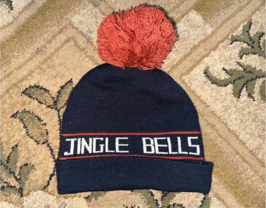 В'язана світяща шапка з новорічним візерунком,