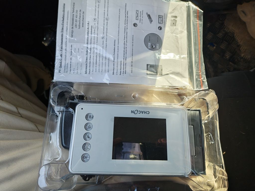 Sistema de campainha com videovigilância e destrancador electrónico