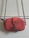 różowa torebka guess crossbody z łańcuchem