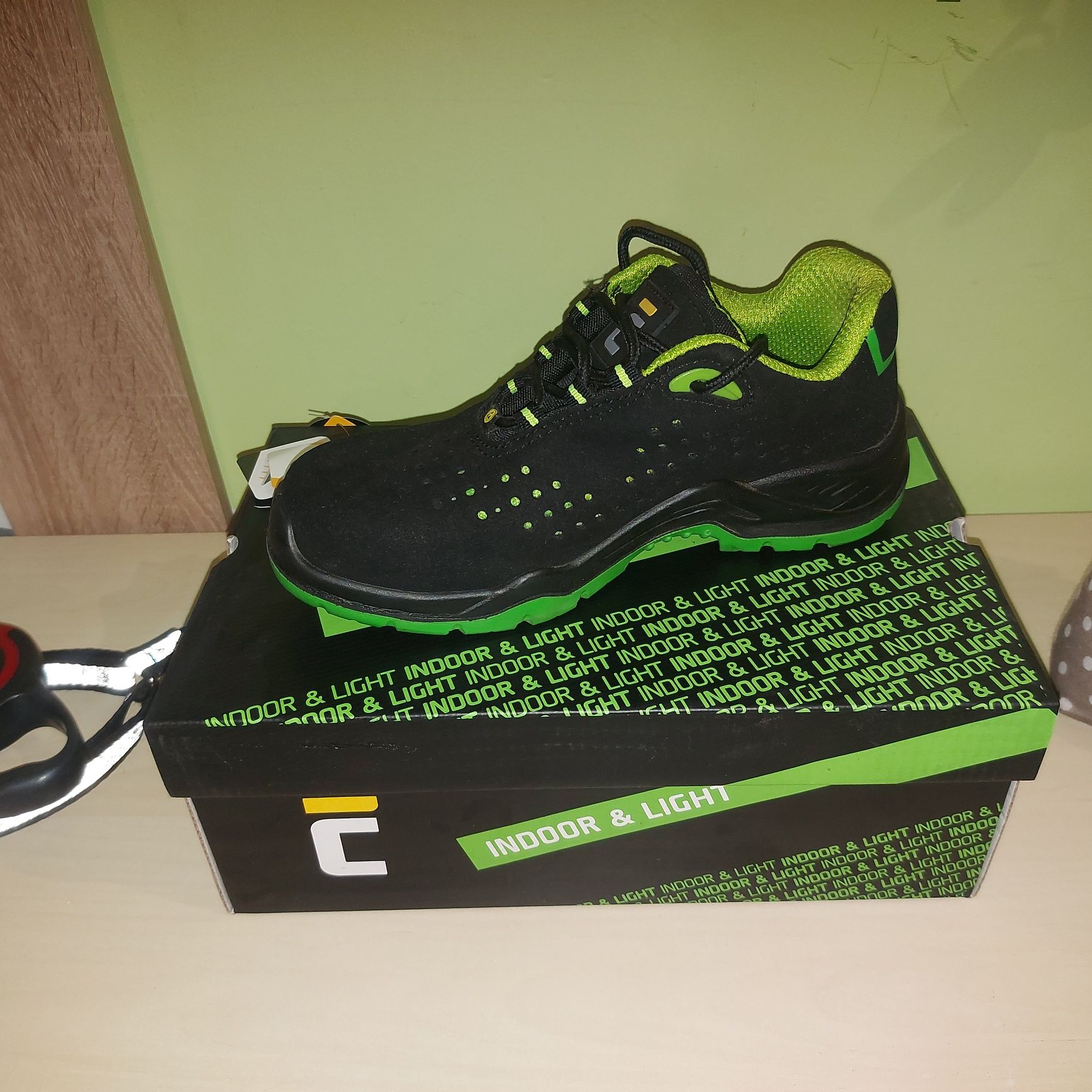 Półbuty HALWILL Mf esd S1P src low 37
    L ESD S1P SR