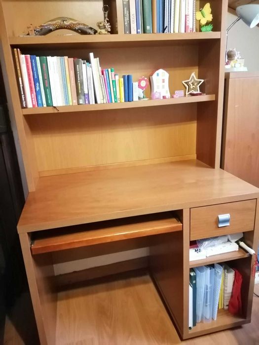 Secretária de estudo com alçado de prateleiras