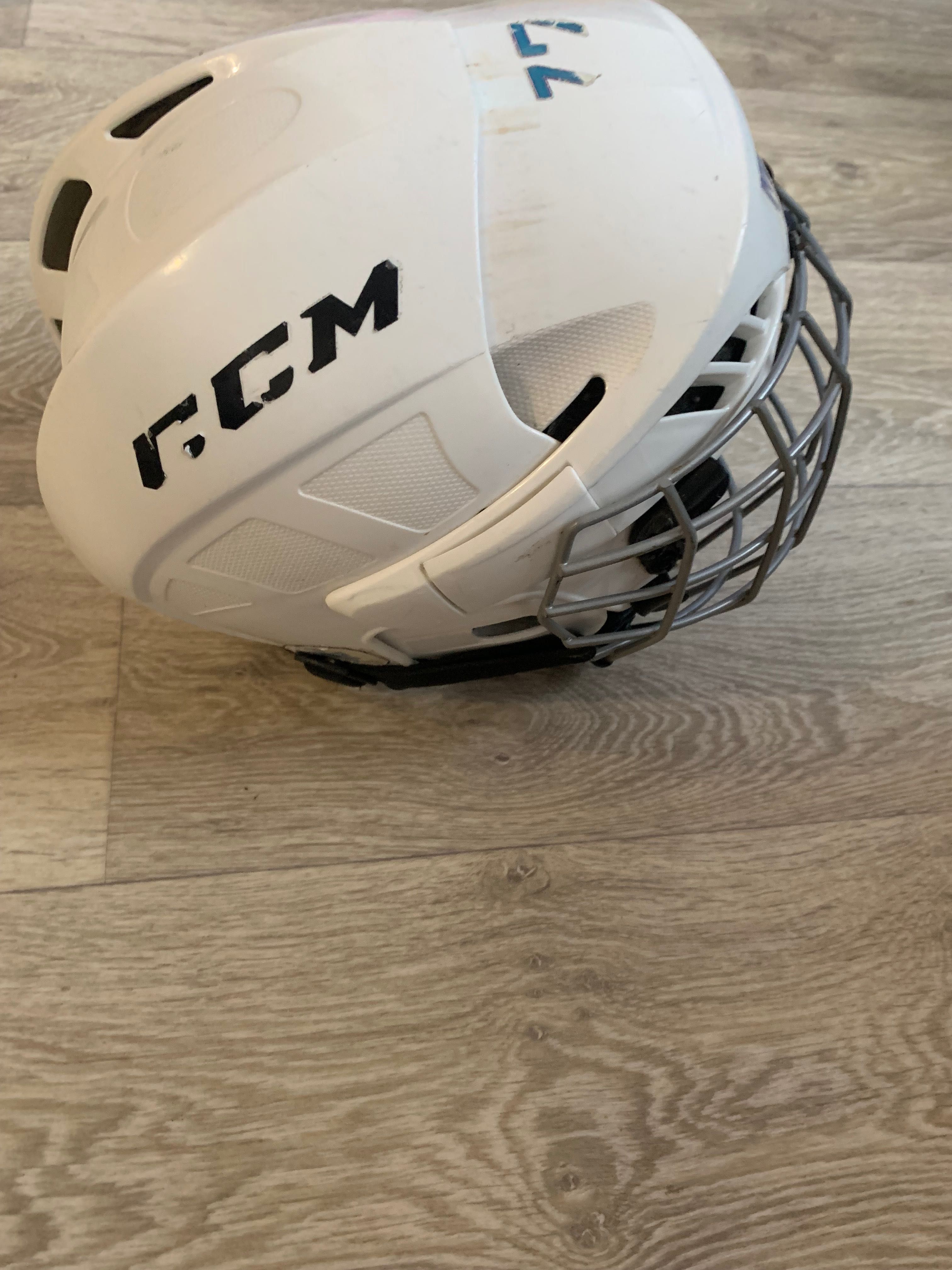 Хоккейный детский шлем CCM
