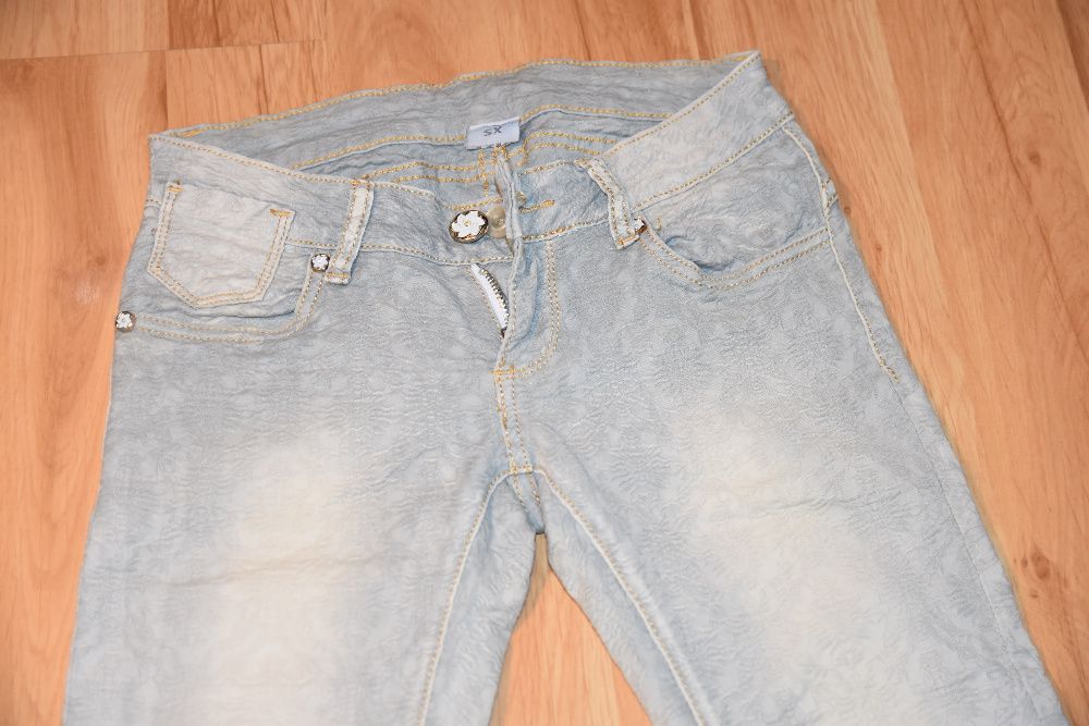 Elastyczne tłoczone jeansy