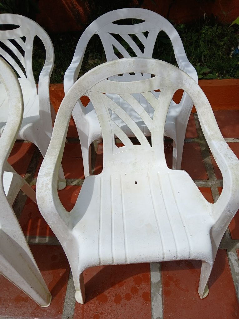 Cadeiras de plástico