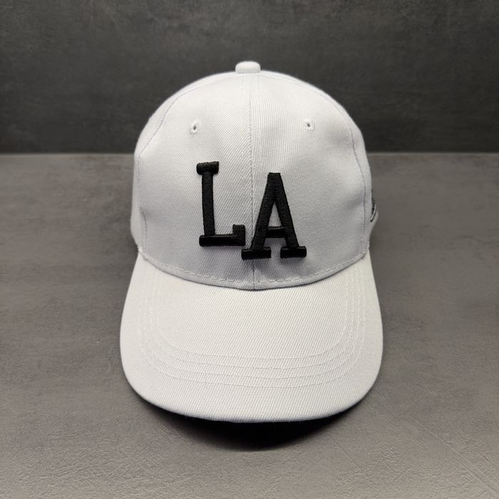 Biała czapka z daszkiem LA – modna, uniseks, nowa