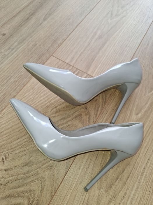 Szpilki jasne nowe nr 40