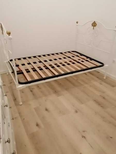 Cama de ferro antiga com florao dourado