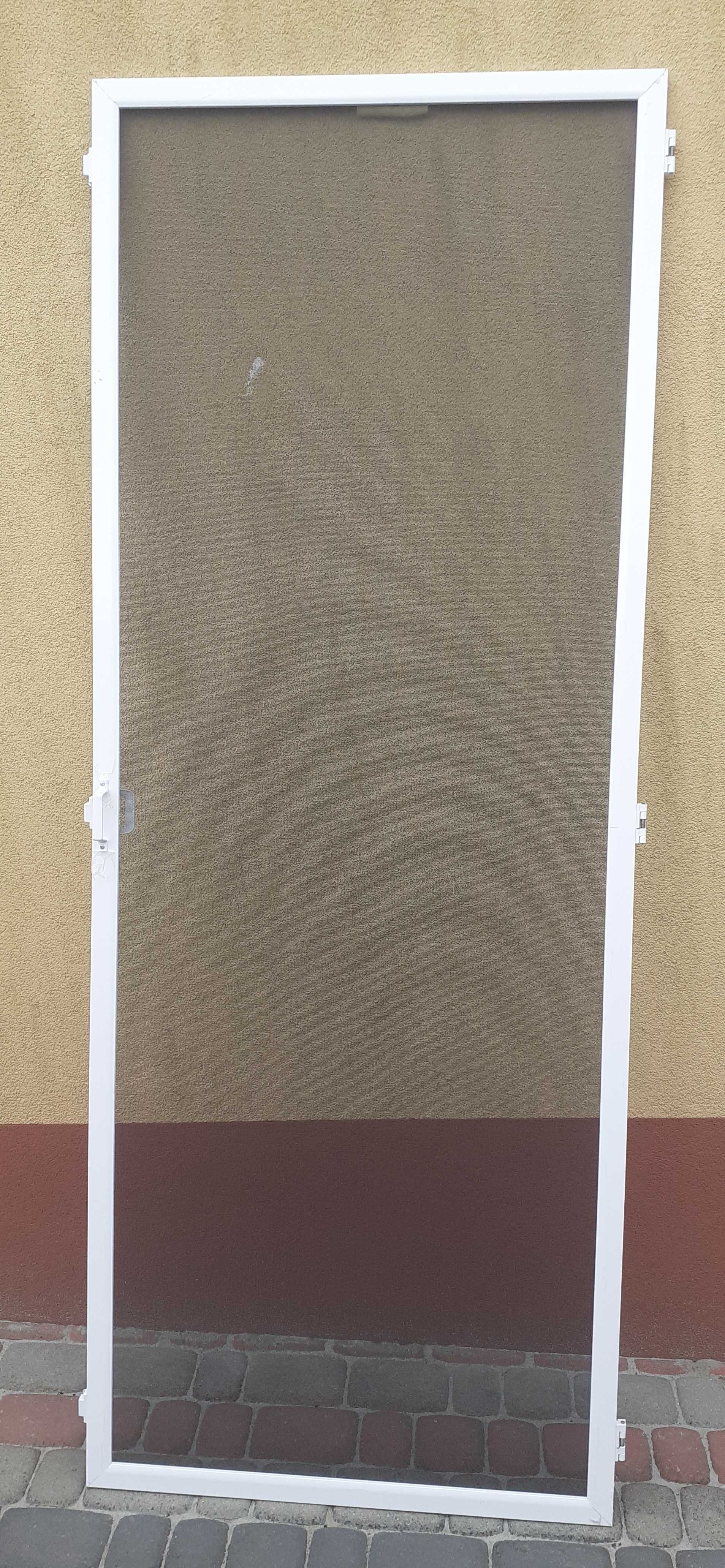 Nowe drzwi tarasowe z moskitierą na zatrzasku magnetycznym