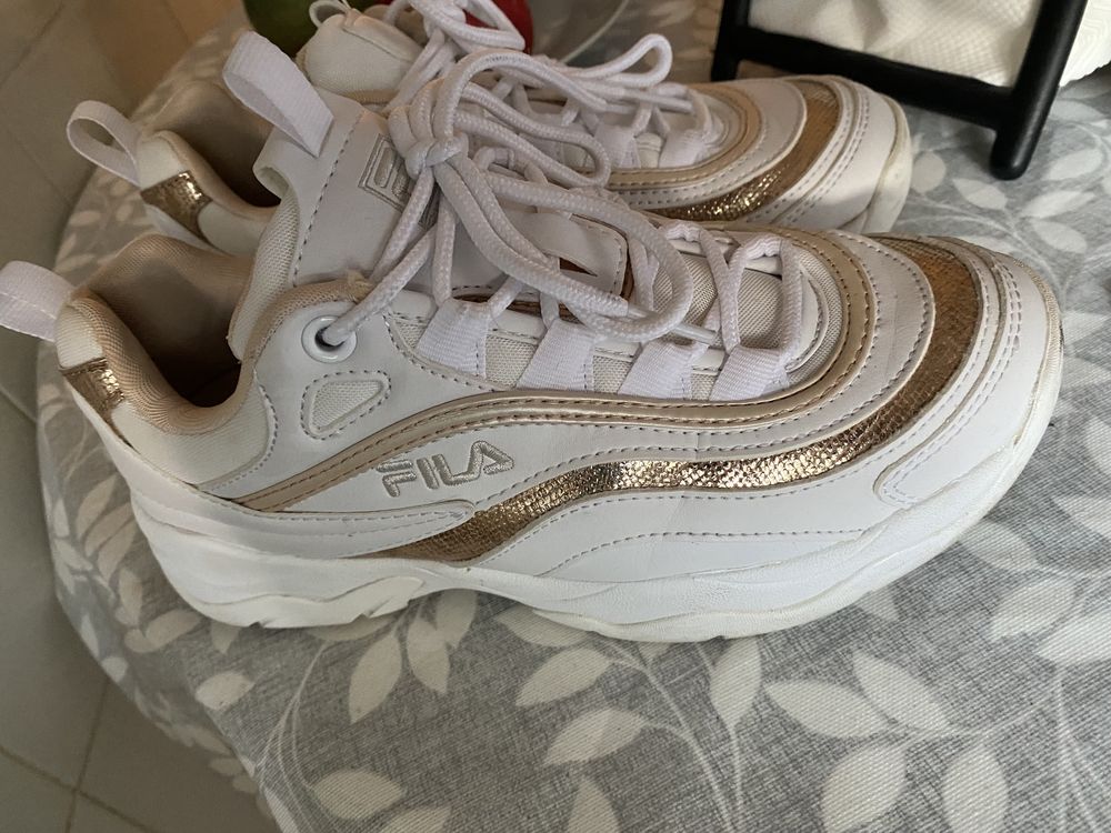 Tenis Fila Branco e Dourado tamanho 36