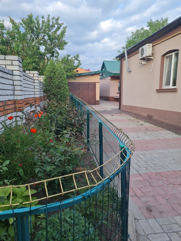 Продам будинок, ( половина будинку,окремий  двір)