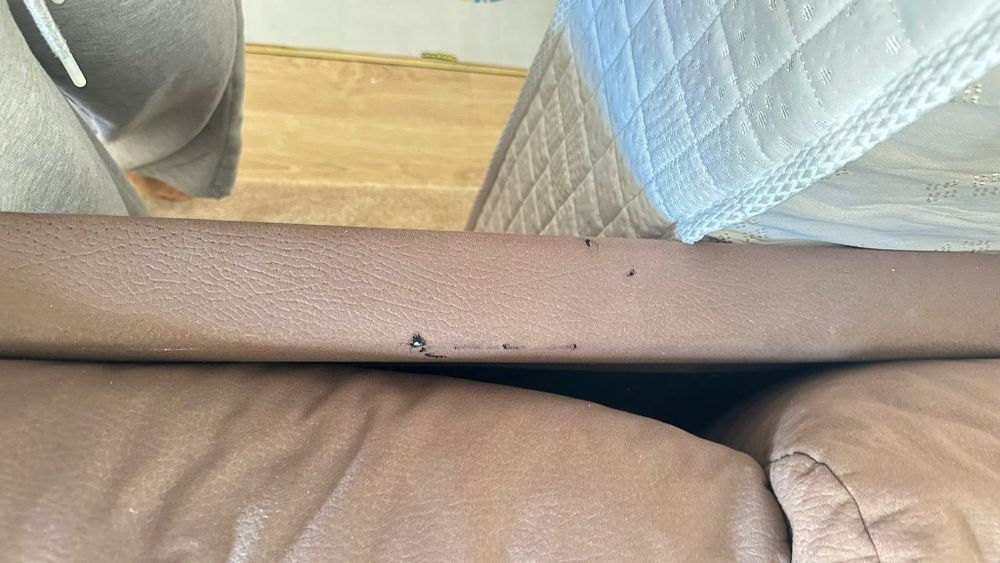 Combo sofá, colchão e mesa