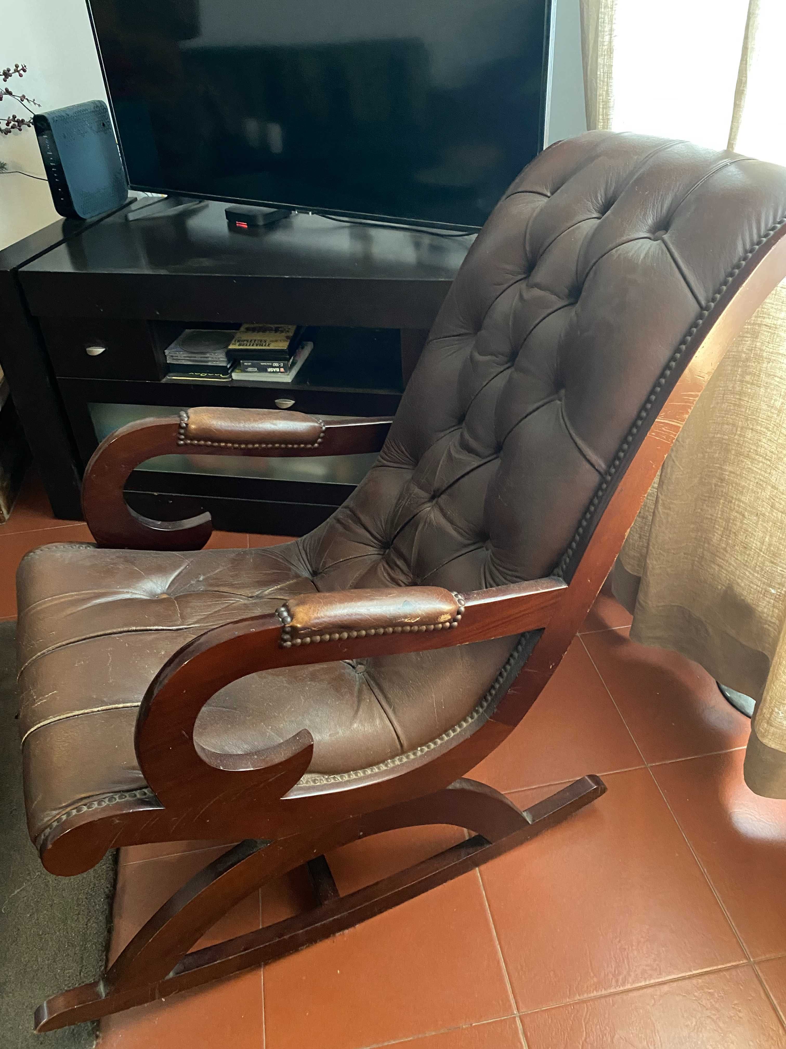 Cadeira de baloiço Chesterfield antiga
