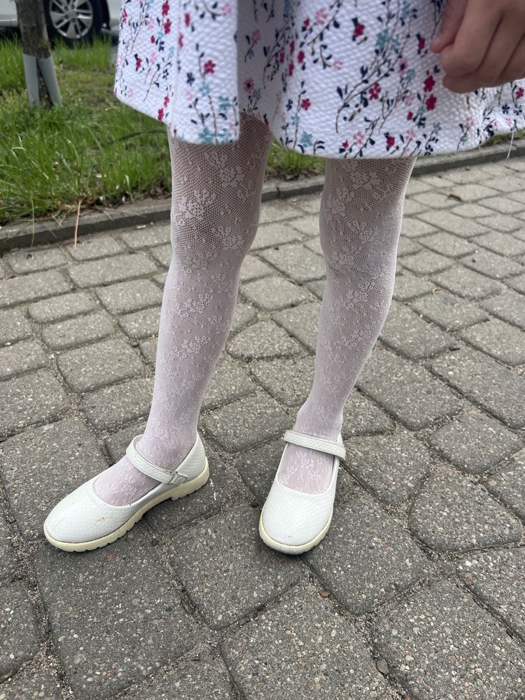 Białe lakierowane buciki dziecięce