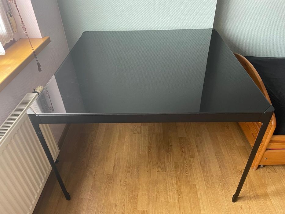 Czarny szklany stół