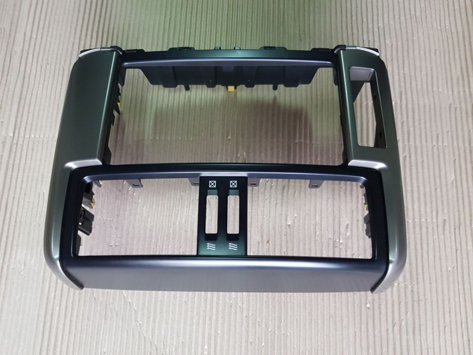 Toyota Land Cruiser 150 - ramka systemu multimedialnego