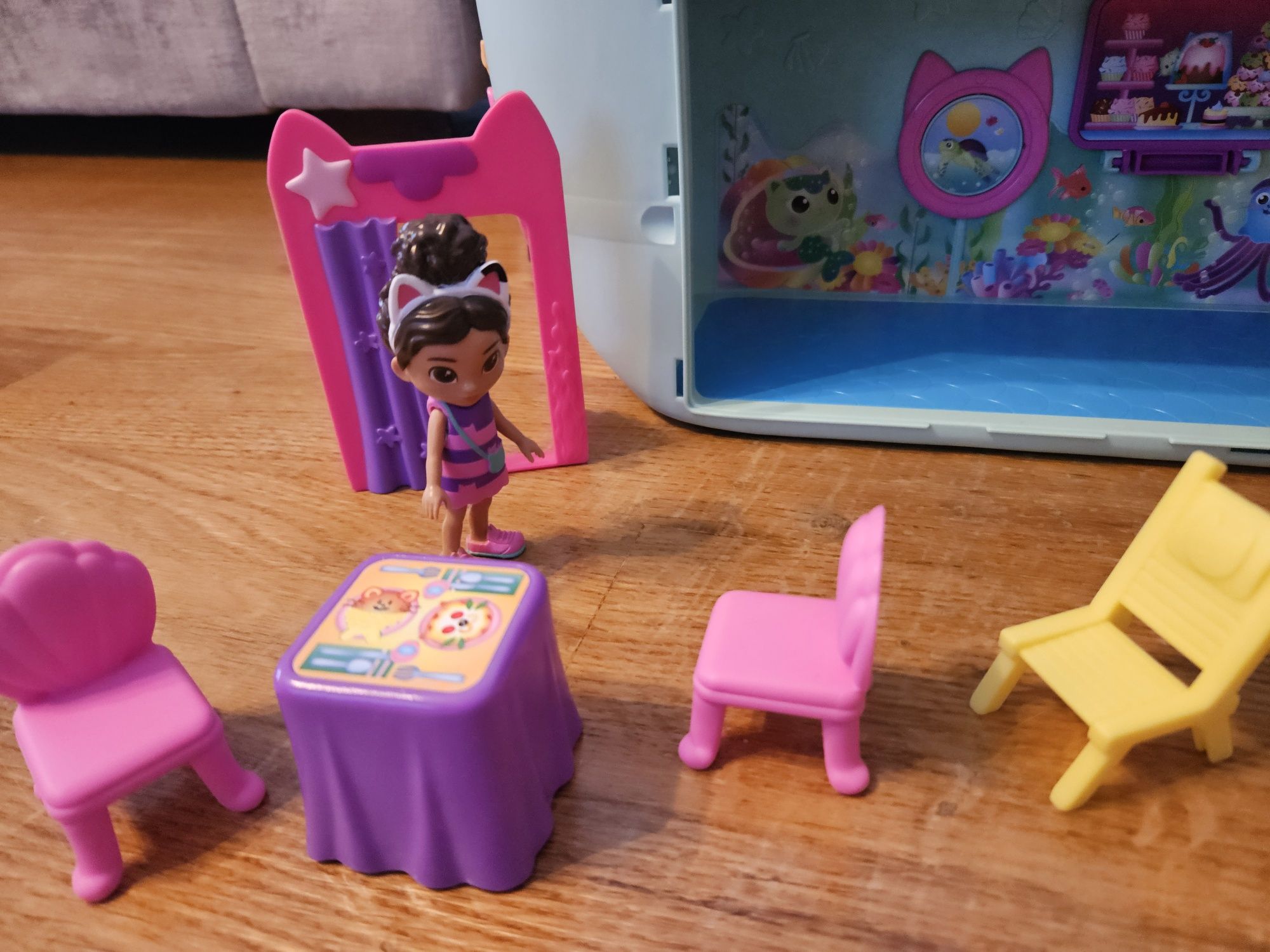 Barco da Gabby's Dollhouse com duas janelas extra
