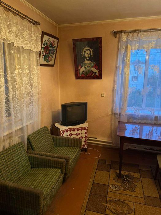 Продається житловий будинок в селищі Козова.