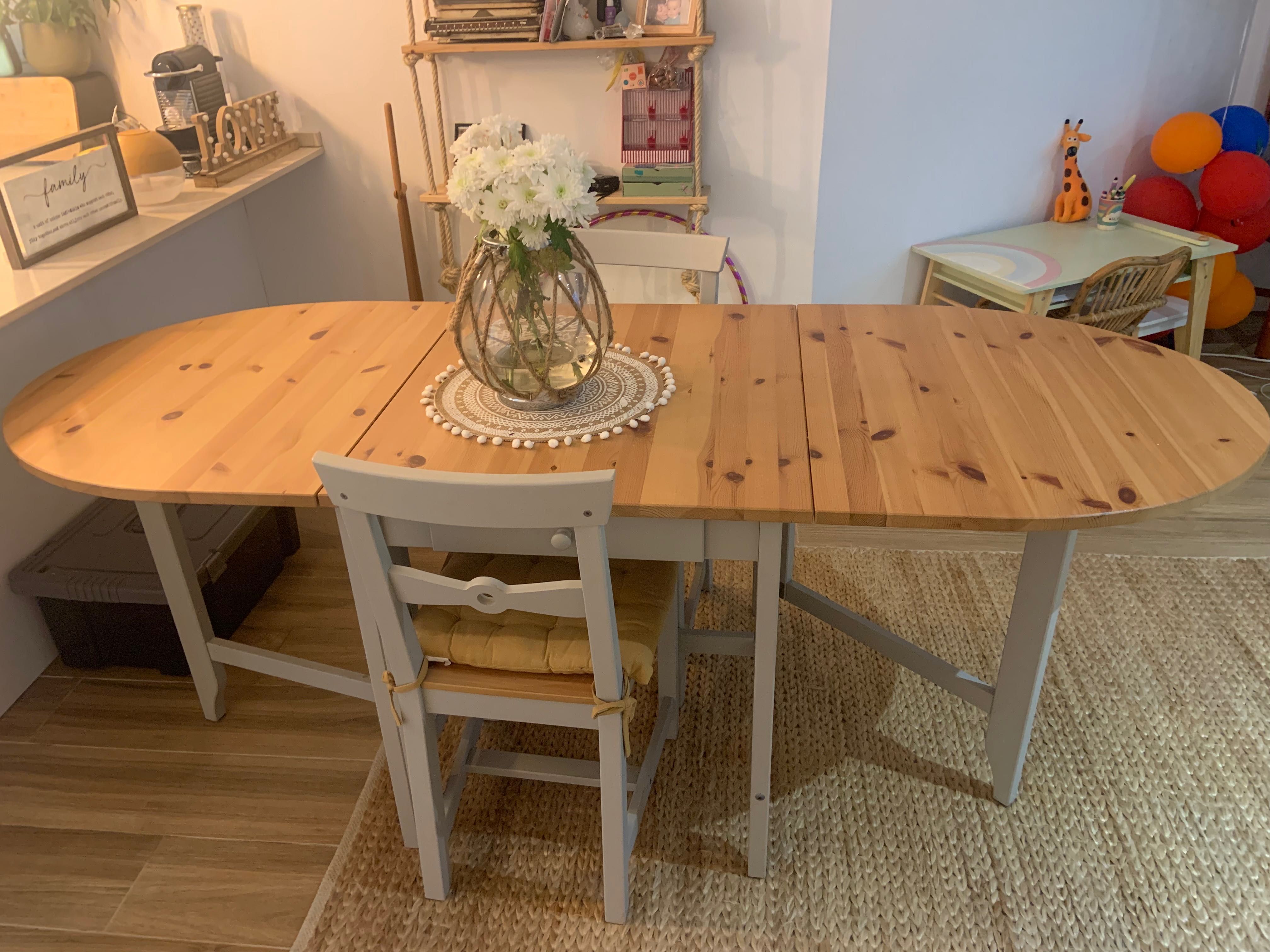 Mesa de jantar extensível e 4 cadeiras